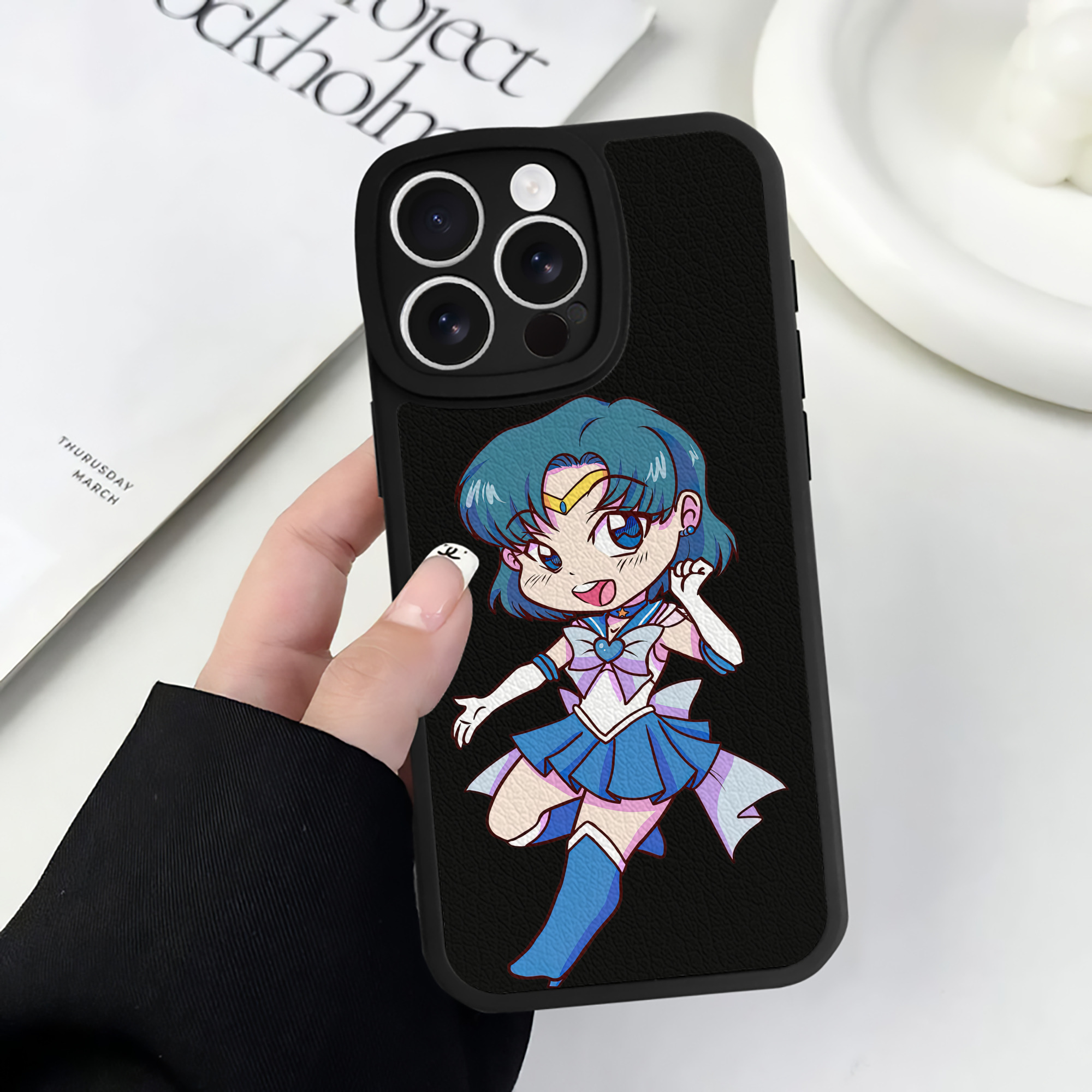 （画像用） 美少女戦士セーラームーン 水野 亜美 みずの あみ Sailor Moon Mizuno Ami 【iPhone 16シリーズ対応】シリコンスマホケース（レザー調） 材質：シリコン